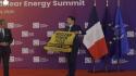Blitz di Greenpeace al summit sull'energia nucleare a Parigi