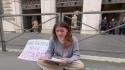 Referendum, sit-in di una studentessa fuorisede: "Votare e' mio diritto"