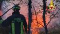 Vigili del fuoco impegnati a domare fiamme in zone lombarde
