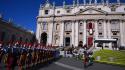 Il Papa a Piazza San Pietro in papamobile, saluta i fedeli