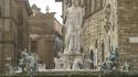 Si arrampica sulla Fontana del Nettuno a Firenze e provoca danni per 5mila euro