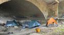 Sotto il ponte Italia spunta una tendopoli