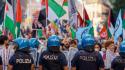 Un corteo tra cecchini e agenti antisommossa