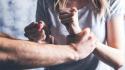 «Mamma, la prossima volta papà ti uccide»: la figlia di 9 anni la convince a denunciare il marito