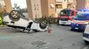 Centra un'auto parcheggiata, si ribalta e poi tenta di fuggire dal pronto soccorso (ma poi ci ripensa)
