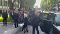 Armani, Donatella Versace porta dei fiori bianchi nella camera ardente