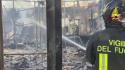 Vasto incendio a Catania nella zona industriale, i Vigili del Fuoco in azione