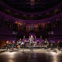 Be Candle in the Darkness: Roberto Bonati e la ParmaFrontiere Orchestra al Teatro Farnese. Dedicato a Gaza