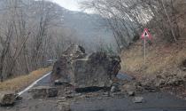Scurano, un grosso masso sulla Sp17, prontamente rimosso. Acqua e fango sulle strade