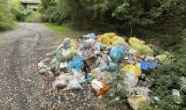 L'accesso alla &laquo;spiaggia&raquo; del Taro? Una discarica per tutte le stagioni
