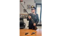 Carabinieri di varsi: 70enne denunciato per detenzione illegale di armi e ricettazione - un fucile smarrito nel bresciano riemerge dopo oltre vent'anni.