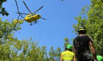 Motocrossista rovina a terra nel bosco: sta intervenendo l'Elisoccorso con verricello - In aggiornamento