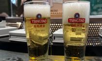Birra fresca prodotta alla fabbrica Tsingdao - Foto