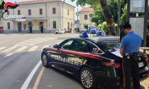 Si intrufola all&rsquo;interno di un&rsquo;auto in sosta davanti alla stazione dei treni e arraffa un cellulare nascondendolo in un calzino. Denunciato per furto e accompagnato al centro di rimpatrio 23enne cland
