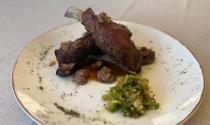 Costine di Cinta Senese con castagne, miele e verza
