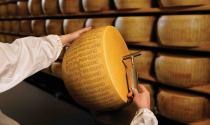 Parmigiano reggiano: al via la battitura del primo lotto di forme prodotte nel 2025, protagonista della nuova campagna &ldquo;momenti iconici&rdquo;