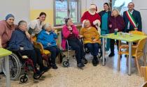 Massimo Spigaroli e Babbo Natale portano gli anolini agli anziani