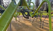 Vandali in azione fra i giochi per bambini al parco Falcone e Borsellino: pezzi di vetro anche sullo scivolo - Foto