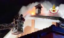 Fiamme da un sottotetto, paura in strada Bassa Nuova: vigili del fuoco al lavoro dalla mezzanotte di ieri
