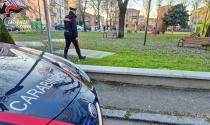Parma: vede i carabinieri e si nasconde dietro le auto in sosta, dalla perquisizione spunta una &ldquo;panetta&rdquo; di hashish nascosta nei pantaloni. Arrestato 20enne italiano