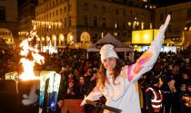 Piazza Garibaldi tra transenne e addetti al lavoro attende la Fiamma olimpica - Il programma della giornata