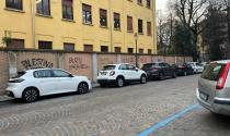 Vandali in azione alla scuola Chieppi: scritte sui muri - Le foto