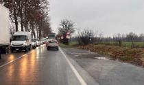Camion "incastrato" ad un incrocio: coda sulla via Emilia tra Sanguinaro e Parola
