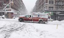 La bufera di neve travolge la costa orientale: New York paralizzata, 5mila voli cancellati, centinaia di migliaia di persone senza elettricit&agrave; Foto Video