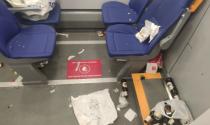 Bottiglie, sporcizia e vandalismi: treno regionale danneggiato dai tifosi dopo Sassuolo-Atalanta