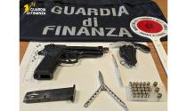 Sequestrati pistola, munizioni e coltelli. Denunciato un responsabile.