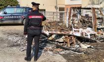Medesano: d&agrave; fuoco al camper del compagno e scappa. Fermata dai carabinieri, li aggredisce con una catena