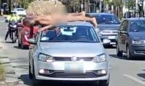 Nudo corre per strada e sale sulle auto danneggiandole