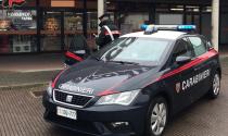 Riempie una busta di prodotti e fugge dall'ingresso ma un carabiniere libero dal servizio lo insegue e lo fa arrestare