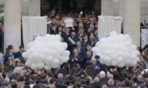 L'ultimo saluto a Domenico, in piazza risuona "Guerriero" di Mengoni - Video