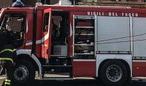 Silo in fiamme a Torrile: due squadre dei vigili del fuoco al lavoro