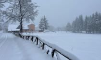 In montagna continua a nevicare ma i blackout sono finiti