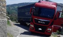 Cedogno, ancora un camion bloccato sulla strada vietata ai mezzi pesanti