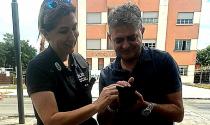 Vigile salva (e adotta) un micio gettato da un'auto