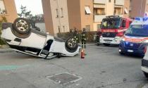 Centra un'auto parcheggiata, si ribalta e poi tenta di fuggire dal pronto soccorso (ma poi ci ripensa)