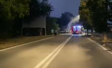Auto in fiamme in via Emilia Est, vigili del fuoco al lavoro 