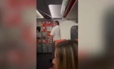 Lo steward smaschera coppia che fa sesso in bagno sull'aereo. Ad attenderli a Ibiza la polizia... - Video