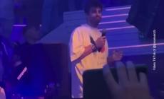Piqué in discoteca, la folla lo sfotte ripetendo il nome di Shakira: lui non la prende bene - «Io sono anche campione del mondo. E voi non siete nessuno» - Video