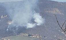 Varano, il rogo non &egrave; ancora domato: pi&ugrave; di venti ettari di sottobosco gi&agrave; distrutti