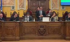 Consiglio comunale, la lunga notte del bilancio. Il sindaco Guerra presenta il documento. Vignali: "Non dà risposte a molte esigenze" - Video