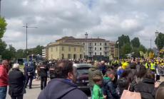 Aria di "finale" al Tardini: l'arrivo del pullman dei giocatori - Video
