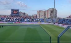 Buffon tra i pali, Vazquez centravanti: ecco l'11 crociato a Cagliari annunciato da Piovani - Video . Krause in campo abbraccia i giocatori (foto)