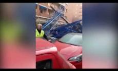 La gru crollata a Torino, il video drammatico fatto da un passante: "Sono morti tutti"
