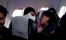 Donna partorisce in volo. I  passeggeri aiutano la donna a far nascere la bambina - Video