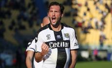 Una magia di Vazquez illude il Parma, un pasticcio di Cassata lo punisce. Col Crotone finisce 1-1