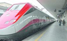 Appiccano fuoco ai sedili, incendio su un treno in Val di Susa